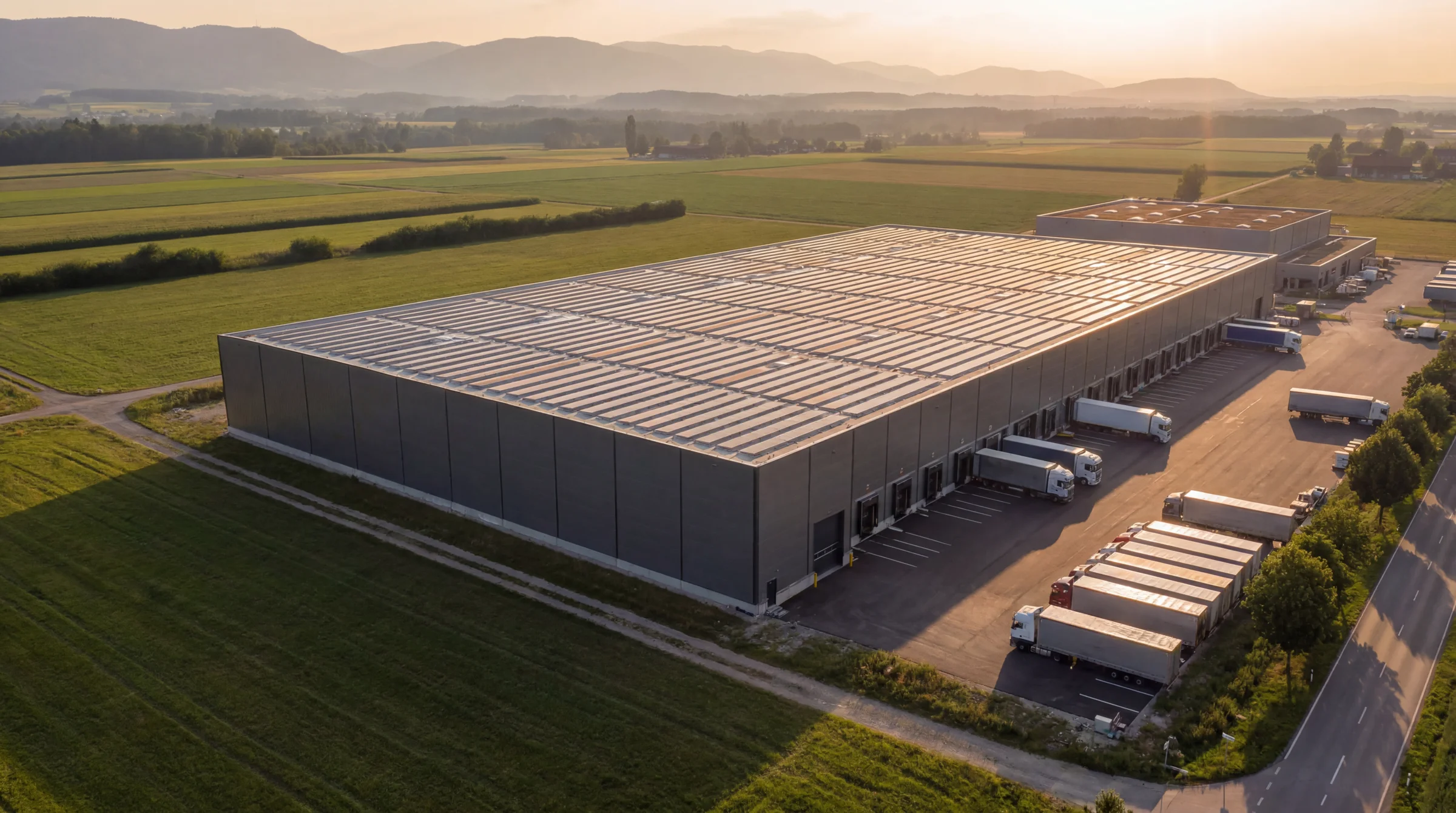 Logistik-Halle mit großer Photovoltaik-Anlage